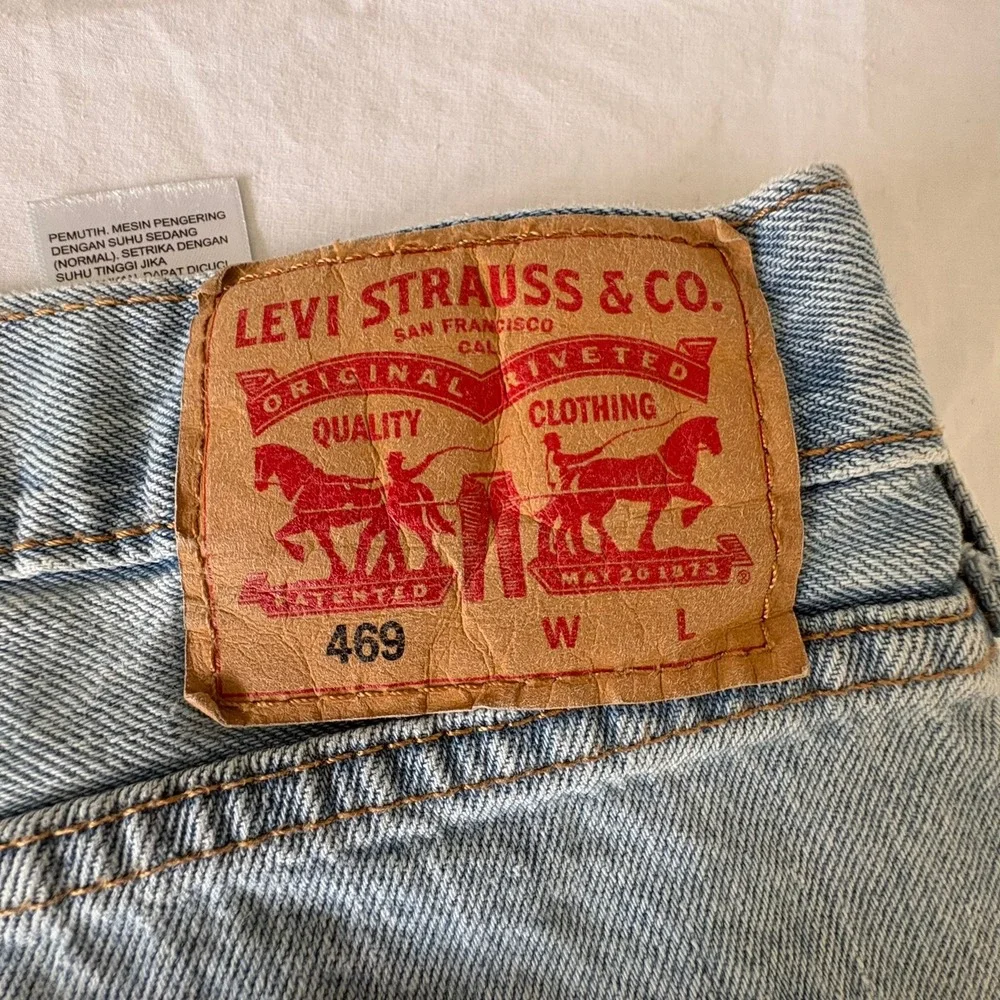Levis 469 Loose Fit Denim Shorts Mens 52 Light Wash Cut Off Raw Hem 54791-0009